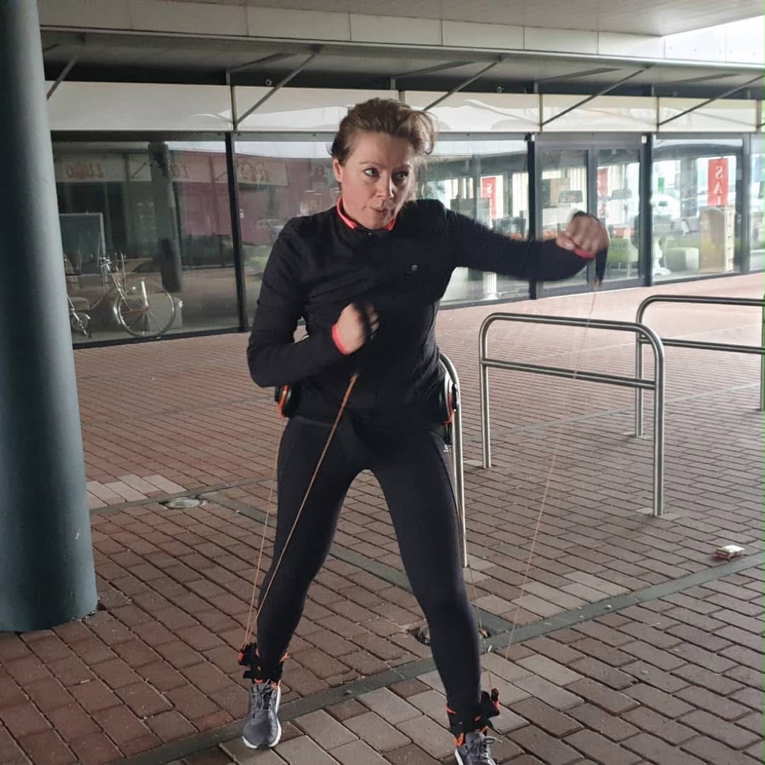 Deelneemster traint met de DISQ-weerstandskabels