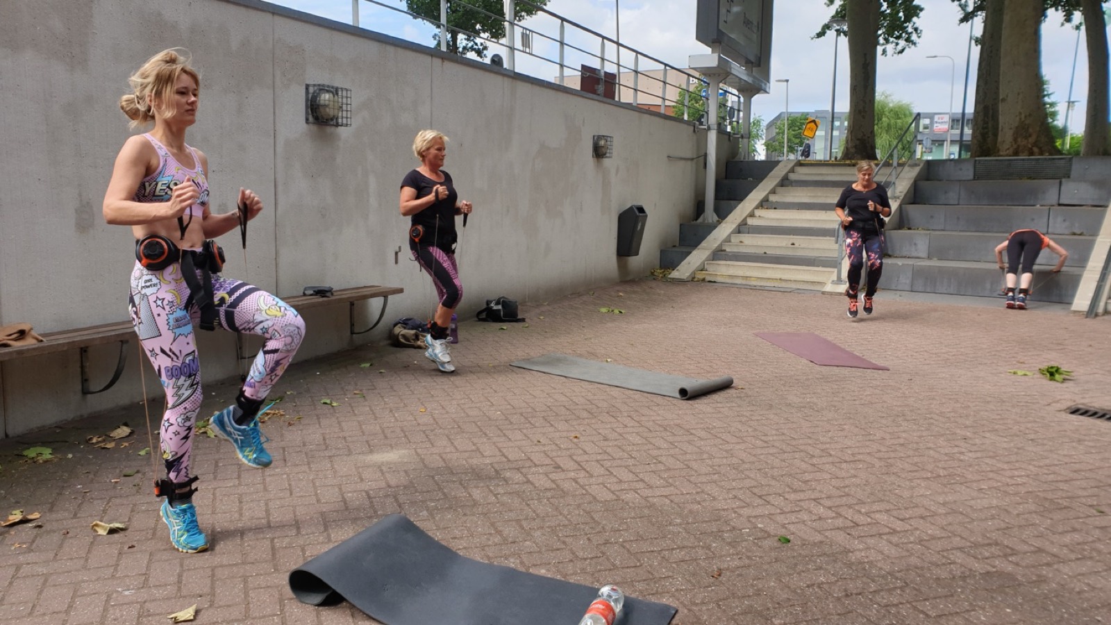 Vrouwen trainen samen buiten met het DISQ-systeem tijdens een BeweegGoed-les