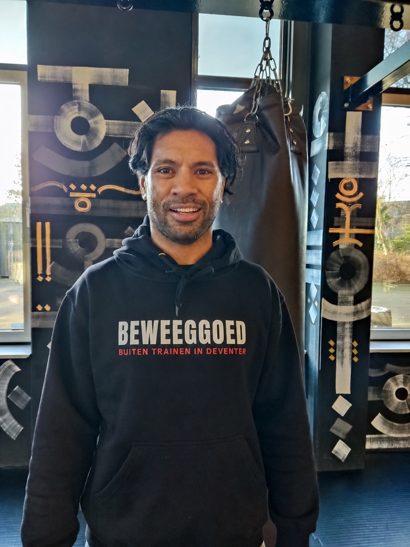 Vincent Latoel, hoofdtrainer van BeweegGoed, in BeweegGoed-hoodie